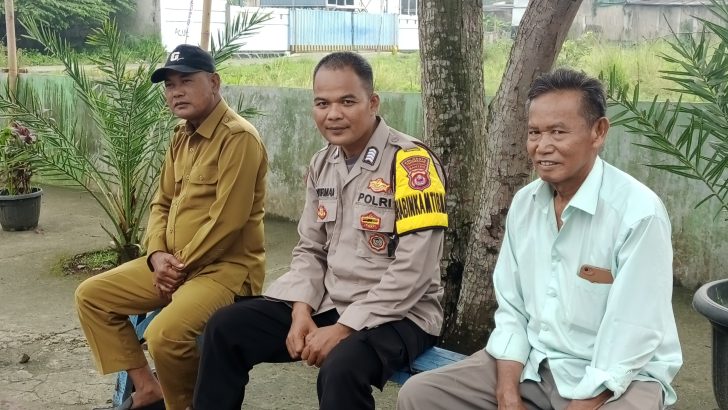 Bhabinkamtibmas Desa Sukamamah Bripka M.Wirman melaksanakan sambang warga