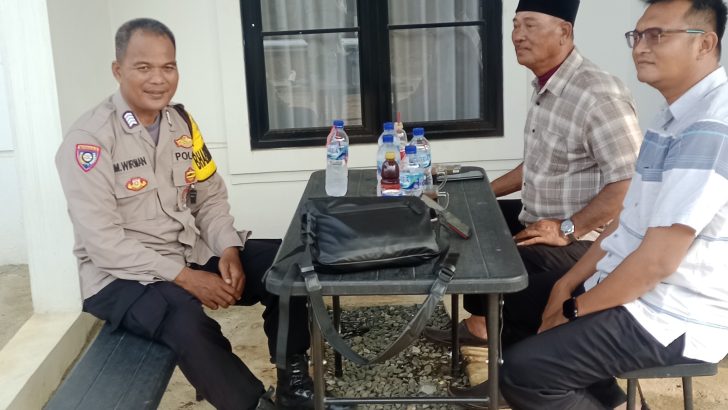 Bhabinkamtibmas Desa Sukamamah Bripka M.Wirman melaksanakan sambang warga