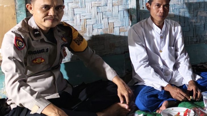 Anggota Bhabinkamtibmas Polsek Cisoka Polresta Tangerang Giat Sambang DDS untuk Ketertiban di Lingkungan Wilayah Nya.
