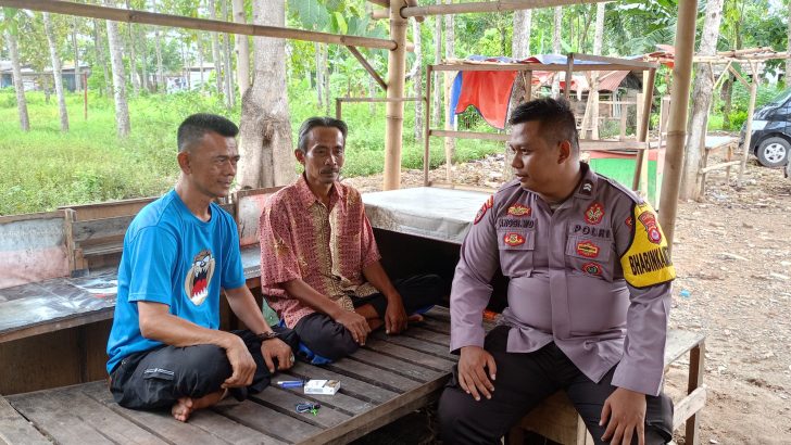 Lakukan Sambang DDS, Bhabinkamtibmas Memberikan Himbauan Kamtibmas Kepada Masyarakat.