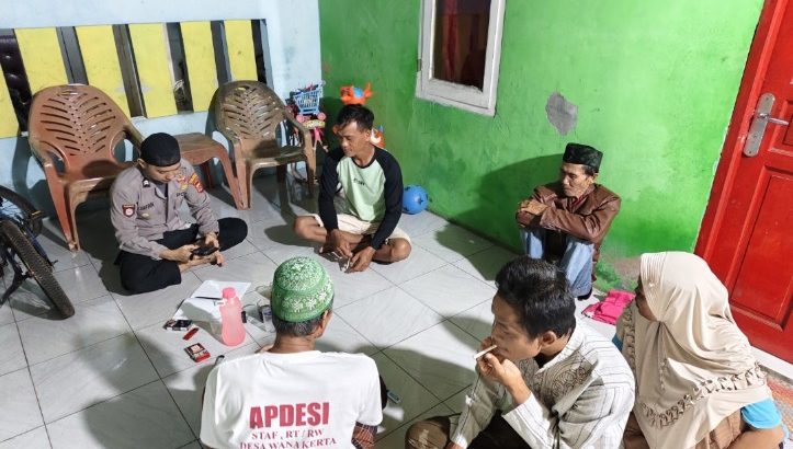 Personil Polsubsektor Jayanti Polsek Cisoka Polresta Tangerang komsos dengan warga berikan himbauan kamtibmas .