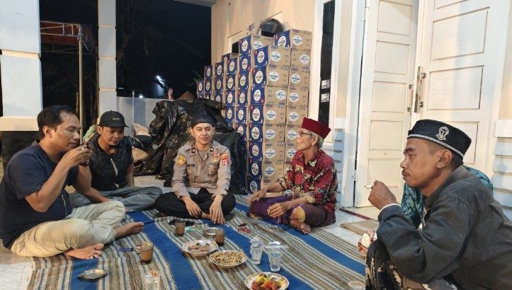 Personil Polsubsektor Jayanti Polsek Cisoka Polresta Tangerang melaksanakan kegiatan dengan warga berikan himbauan keamanan di wilayah.
