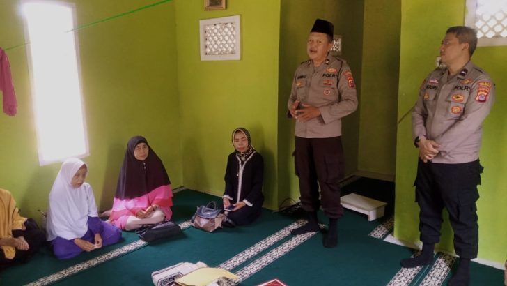 Sambangi Ibu-Ibu Pengajian Majelis Taklim Az-Zahra, PS. Kanit Bintibsos Iptu A. Hambali Sampaikan Binluh Kamtibmas