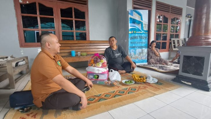 Siddokkes Polresta Tangerang Melaksanakan Home Visite Kepada Personel Polresta Tangerang Yang Sakit