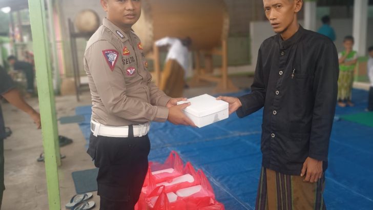 jumat berkah dengan berbagi kepada masyarakat