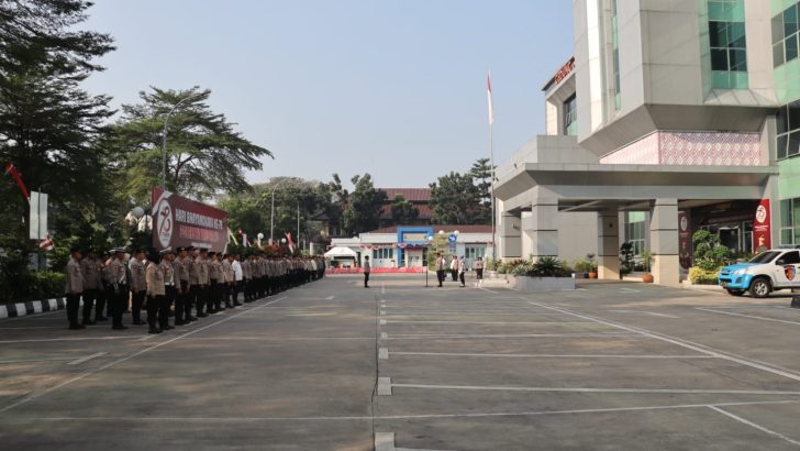 Anggota Bagian Logistik melaksanakan Apel Pagi