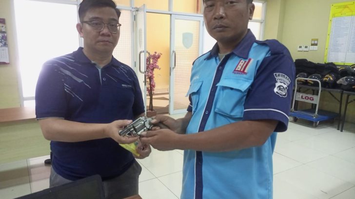 AIPTU SUGENG PRANOWO, S.KOM. Melaksanakan Penyerahan kartu Senpi dan Senjata Api (senpi) Dinas.