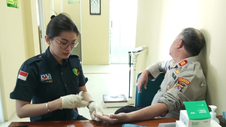 Pemeriksaan GDS, Asam Urat dan Kolesterol kepada Anggota Polri di Klinik Bhayangkara Polresta Tangerang