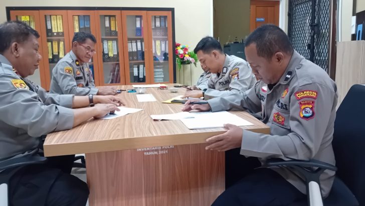 BAGIAN LOGISTIK POLRESTA TANGERANG, KABAGLOG MEMBERI ARAHAN SEBELUM MELAKSANAKAN KEGIATAN ANEV MINGGUAN UNTUK PERSONIL BAGIAN LOGISTIK POLRESTA TANGERANG.