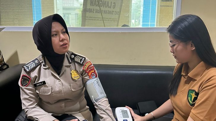 Pelayanan Kesehatan Sekaligus Pemberian Obat Di Klinik Bhayangkara Polresta Tangerang Kepada Anggota & Masyarakat Yang Berobat
