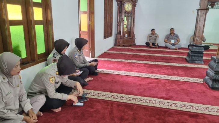 Anggota Polwan Anggota Polresta Tangerang Mengikuti Pengajian Rutin