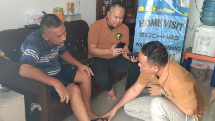 Sidokkes Polresta Tangerang Melaksanakan Giat Home Visit Kepada Personil Polresta Tangerang Yang Sakit