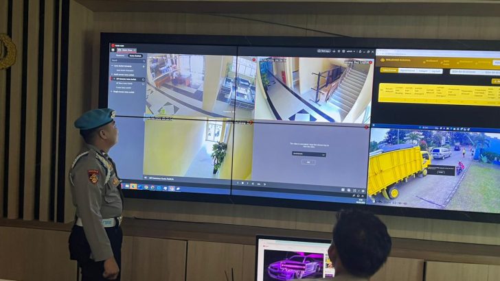 PENGECEKAN SITUASI RUANG COMMAND CENTRE POLRESTA TANGERANG OLEH PIKET SIPROPAM POLRESTA TANGERANG