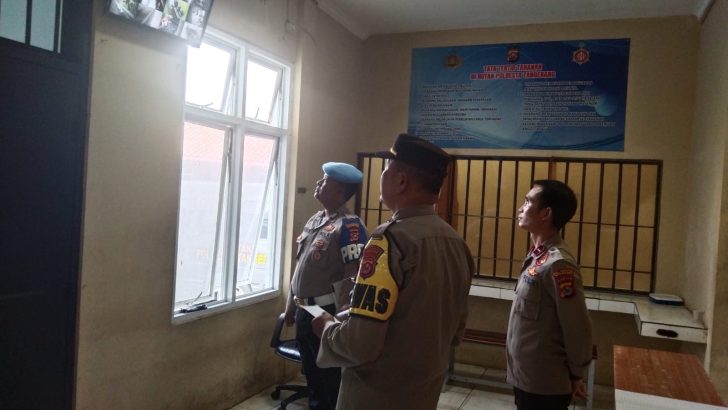 CCTV ruang tahanan Polresta Tangerang dilakukan pengecekan oleh piket Sipropam Polresta Tangerang