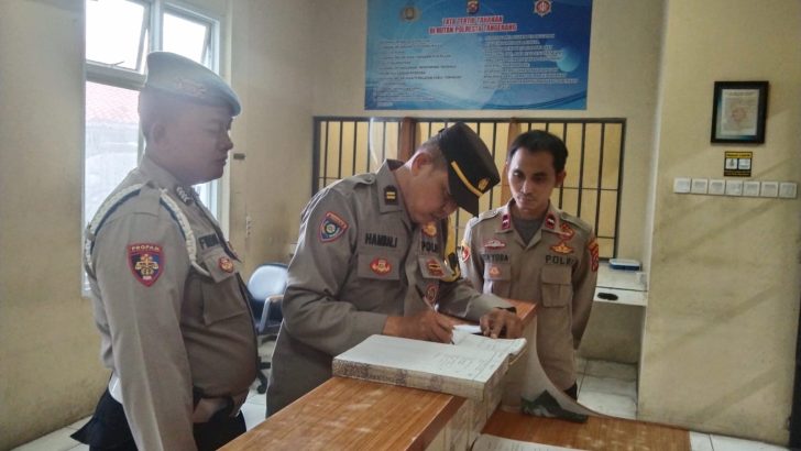 Sipropam Polresta Tangerang lalukan pengecekan buku mutasi petugas jaga ruang tahanan Polresta Tangerang