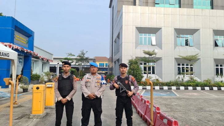 Petugas penjagaan Mako Polresta Tangerang dilakukan pengecekan oleh Sipropam Polresta Tangerang