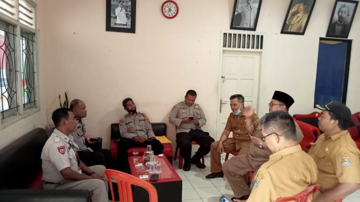 Sambangi Kantor Desa Selapajang, Personil Satbinmas Polresta Tangerang  Ajak Perangkat  Desa Bekerjasama Jaga Kamtibmas