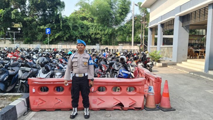 Penertiban parkir Dilingkungan Mako Polresta Tangerang oleh Sipropam