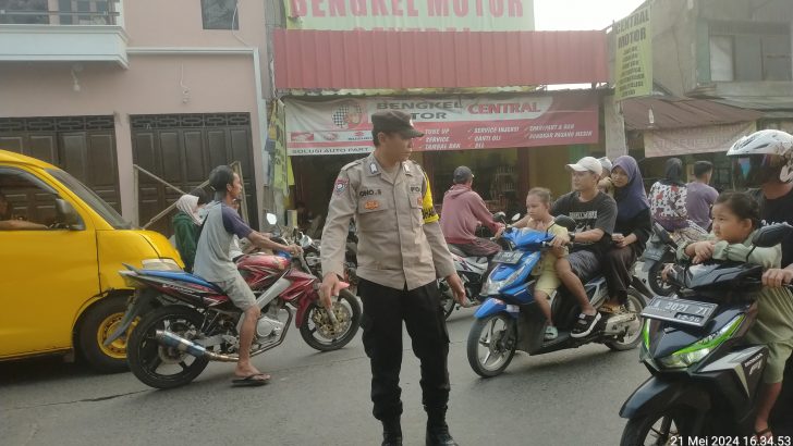 *Bhabinkamtibmas Polsek Balaraja Bripka Supriyono turun ke jalan gatur lalin wujud nyata Pelayanan Masyarakat*