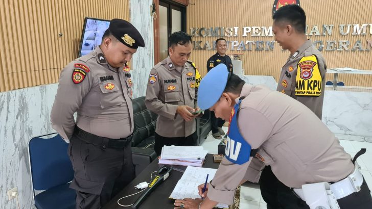 PENGECEKAN BUKU MUTASI PERSONIL PAM KANTOR KPU KAB. TANGERANG OLEH ANGGOTA SIPROPAM