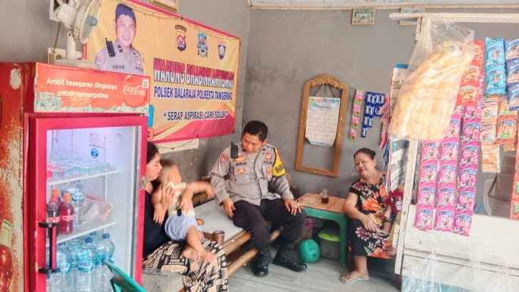 Aipda Ikrar Dinata Bhabinkamtibmas anggota Polsek Balaraja melaksanakan sambangWarung Bhabinkamtibmas,dan menyaampaikan himbauan serta pesan kamtibmas kepada warga masyarakat