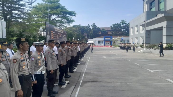 ANGGOTA SIPROPAM MELAKUKAN PENGECEKAN ANGGOTA PADA APEL PAGI POLRESTA TANGERANG