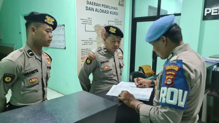 PENGECEKAN BUKU MUTASI PERSONIL PAM KANTOR BAWASLU KAB. TANGERANG OLEH ANGGOTA SIPROPAM