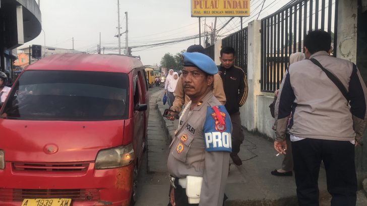 Kanit Propam Polsek Balaraja melakukan pengawasan dan pengecekan personil Polsek Balaraja yang melasanakan Strong Point Pelayanan Pengaturan Arus Lalu Lintas*