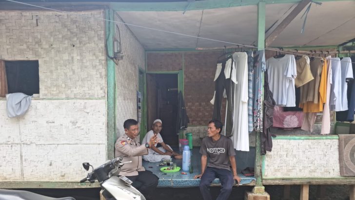 Kapolsek Balaraja Polresta Tangerang Polda Banten Kapolsek Balaraja Kompol Entang Cahyadi, SH., MA melalui Bhabinkamtibmas Desa Gembong Aiptu Iwan Budiman melaksanakan sambang DDS ke Warga Bpk. Jaenudin dan Mukri