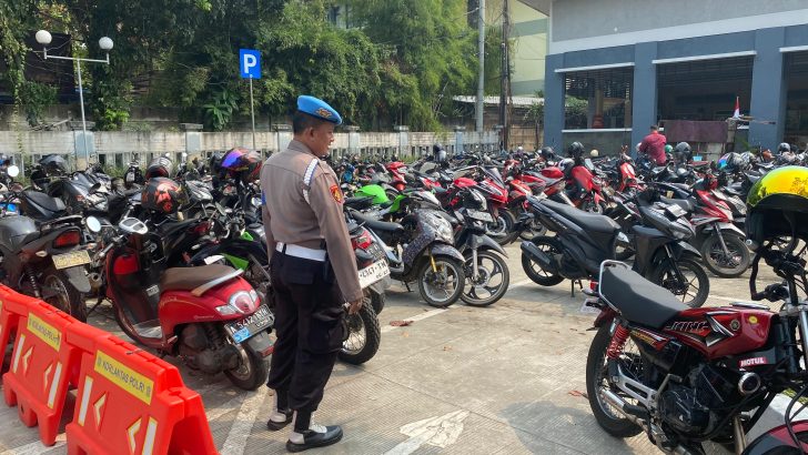 Penertiban parkir Dilingkungan Mako Polresta Tangerang oleh Sipropam