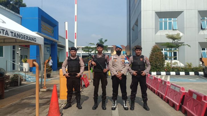 Pengecekan petugas penjagaan Mako Polresta Tangerang oleh Sipropam