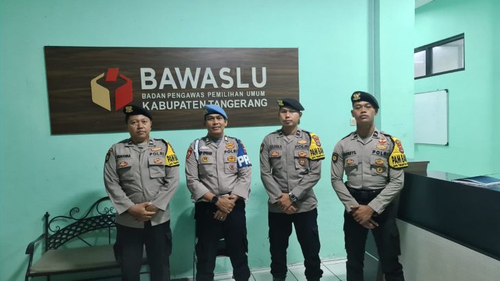 ANGGOTA SIPROPAM MELAKSANAKAN PENGECEKAN PERSONIL PAM KANTOR BAWASLU