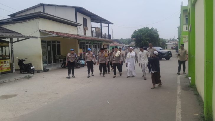 Walkat Bapak Kapolresta Tangerang dalam kegiatan solat jumat keliling di Ponpes AL-Badar darkum Polsek Cisoka.