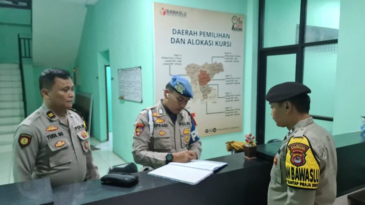 PENGECEKAN BUKU MUTASI PERSONIL PAM KANTOR BAWASLU KAB. TANGERANG OLEH ANGGOTA SIPROPAM