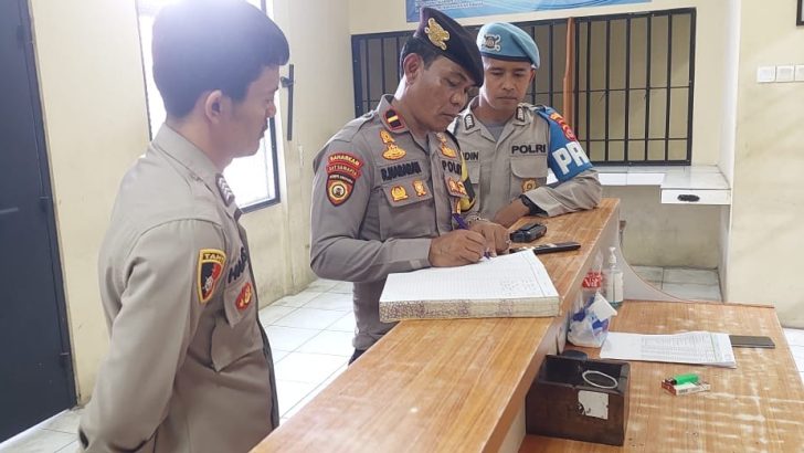 Cek buku mutasi petugas jaga ruang tahanan oleh Sipropam Polresta Tangerang