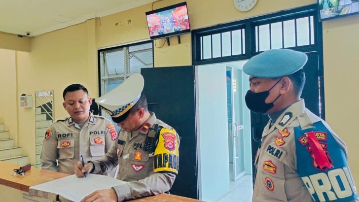 Cek buku mutasi petugas jaga ruang tahanan oleh Sipropam Polresta Tangerang