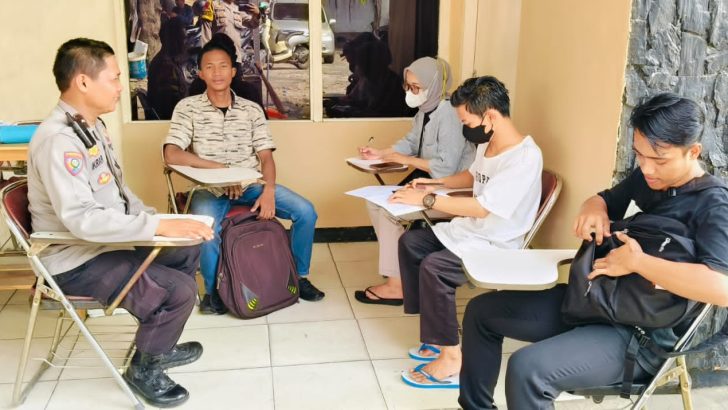 Aipda Ikrar Dinata Bhabinkamtibmas Desa Sentul melaksanakan sambang dan Polisi Peduli pengangguran (Poliran) serta menghimbau serta memberikan pesan pesan kamtibmas