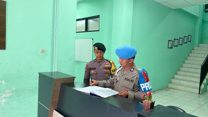 PENGECEKAN BUKU MUTASI PERSONIL PAM KANTOR BAWASLU KAB. TANGERANG OLEH ANGGOTA SIPROPAM