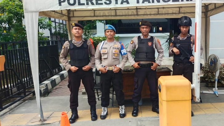 Pengecekan petugas penjagaan Mako Polresta Tangerang oleh Sipropam