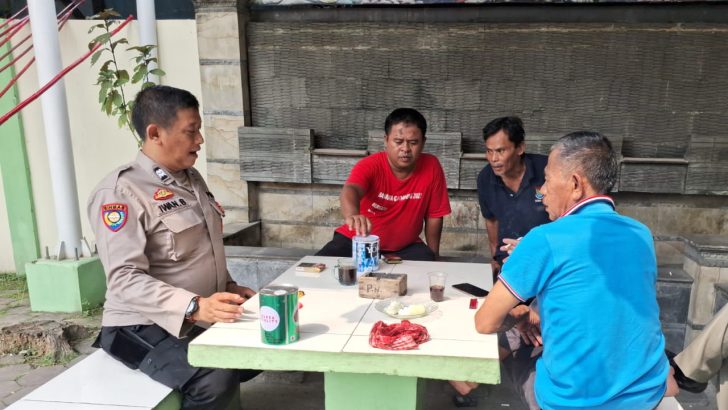 Aiptu.Iwan budiman bhabinkamtibmas Kelurahan Balaraja melaksanakan sambang dan DDS ke Bpk H.sukra selaku tokoh masyarakat bersama warga masyarakat yang beralamat di Kp.Tegal Kali Baru Rt 05/04 Kel/ Kec. Balaraja Kab.Tangerang