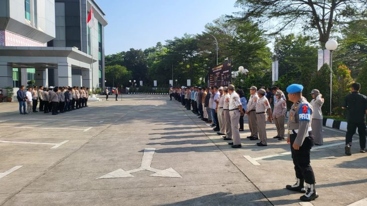 ANGGOTA SIPROPAM MELAKUKAN PENGECEKAN ANGGOTA PADA APEL PAGI POLRESTA TANGERANG