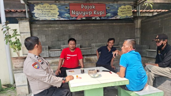 NGOBROL SANTAI BERSAMA DI WARUNG BHABINKAMTIBMAS POLSEK BALARAJA DENGAR ASPIRASI DARI WARGA
