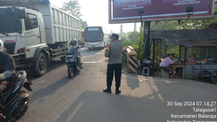 Aiptu Slamet berikan  Pelayanan Masyarakat pada di sekitaran Jl. Raya Kresek pada Protap Pagi