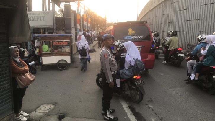 Kanit Propam Polsek Balaraja melakukan pengawasan dan pengecekan personil Polsek Balaraja yang melasanakan Strong Point Pelayanan Pengaturan Arus Lalu Lintas*