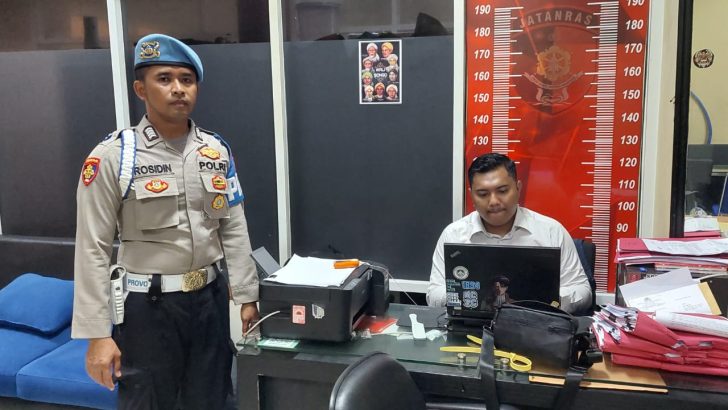 **Anggota Sat Reskrim Polresta Tangerang Diawasi oleh Sie Propam Saat Melaksanakan Tugas Sehari-hari**