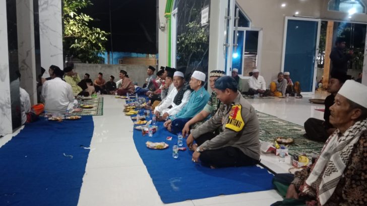 Bhabinkamtibmas Polsek Balaraja Polresta Tangerang Aipda Ikrar Dinata bersama Aparatur Pemerintahan Desa Sukamulya dalam peringatan Maulid Nabi Muhammad SAW 12 Rabiul awal 1446 H /2024 di Masjid Al Husto Kp. Tegal Anyar RT.05/01 Desa / Kec. Sukamulya Kab. Tangerang.
