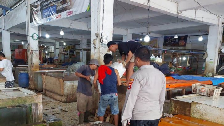 Bripka M. Romli Patroli Pasar, Beri Himbauan Waspada Uang Palsu