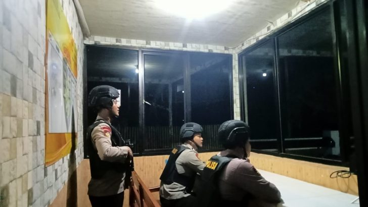 Tingkatkan Keamanan Mako Piket Jaga Lakukan Giat Sispam Mako Pada Malam hari