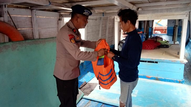 Utamakan keselamatan pada saat berlayar anggota Satpolairud Lakukan pengecekan life jaket kapal angkut penumpang dan barang