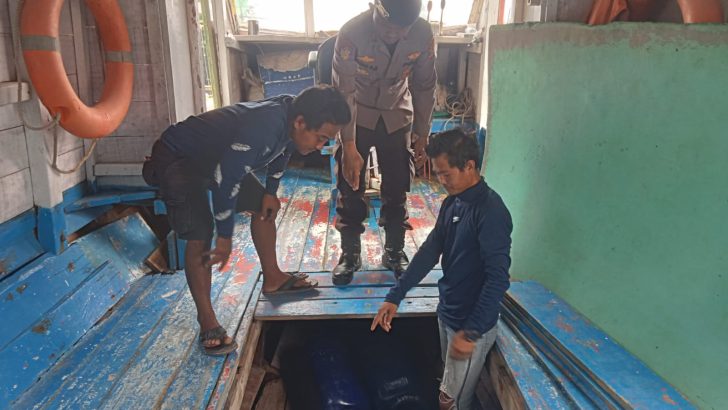 Bharaka Riski Aji Melakukan pengecekan Muatan Kapal Angkut Penumpang dan Barang